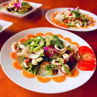 Mực xào hành cần